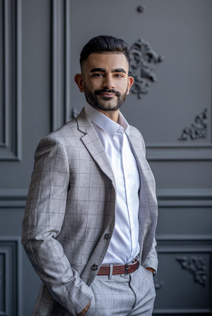 Portrait of Hammad Mahmud, Mississauga realtor, in a grey blazer